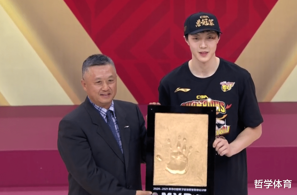 广东男篮|胡明轩收获MVP大奖！胡妈妈流下了开心的泪水 苏群：实至名归