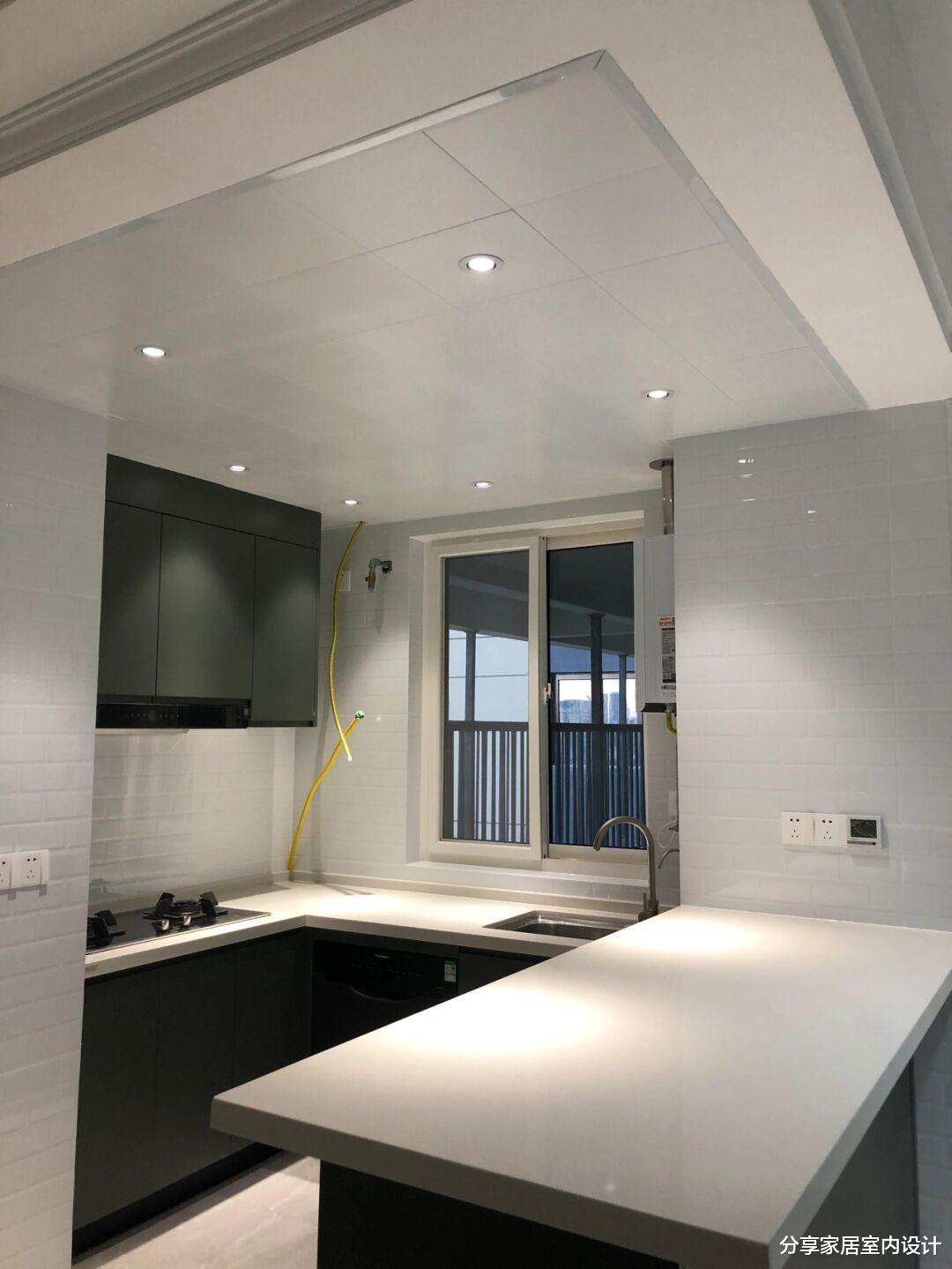 看她家新房，全屋定制的柜子美观又实用，做开放式厨房非常合适！