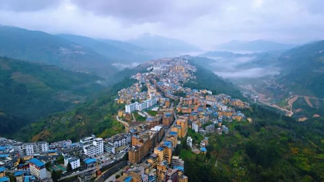 巴中 云南2个“一线城市”:一个建在峡谷,一个坐落在山顶