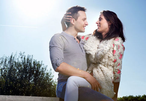 女孩 两个人结婚后AA制生活，现在婆婆生病了，老公想解除AA制