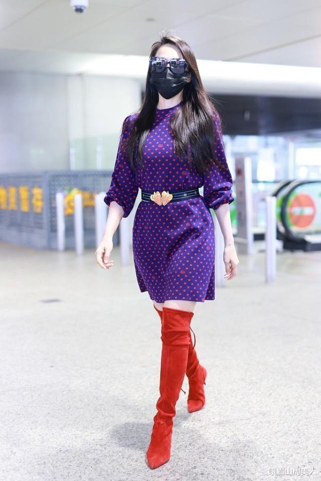 峨眉山周美人|伊能静真有自信，大妈年龄还学人家“露大腿”，配大红靴真够个性