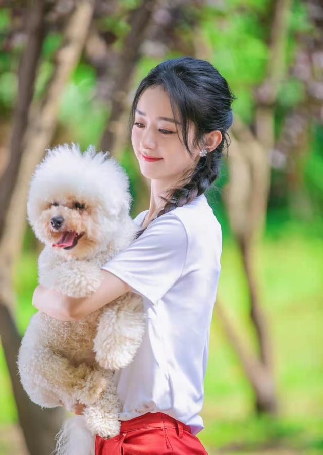 赵丽颖|赵丽颖工作室发布颖宝营业照，白衬衫蓝牛仔，青春美貌似高中生