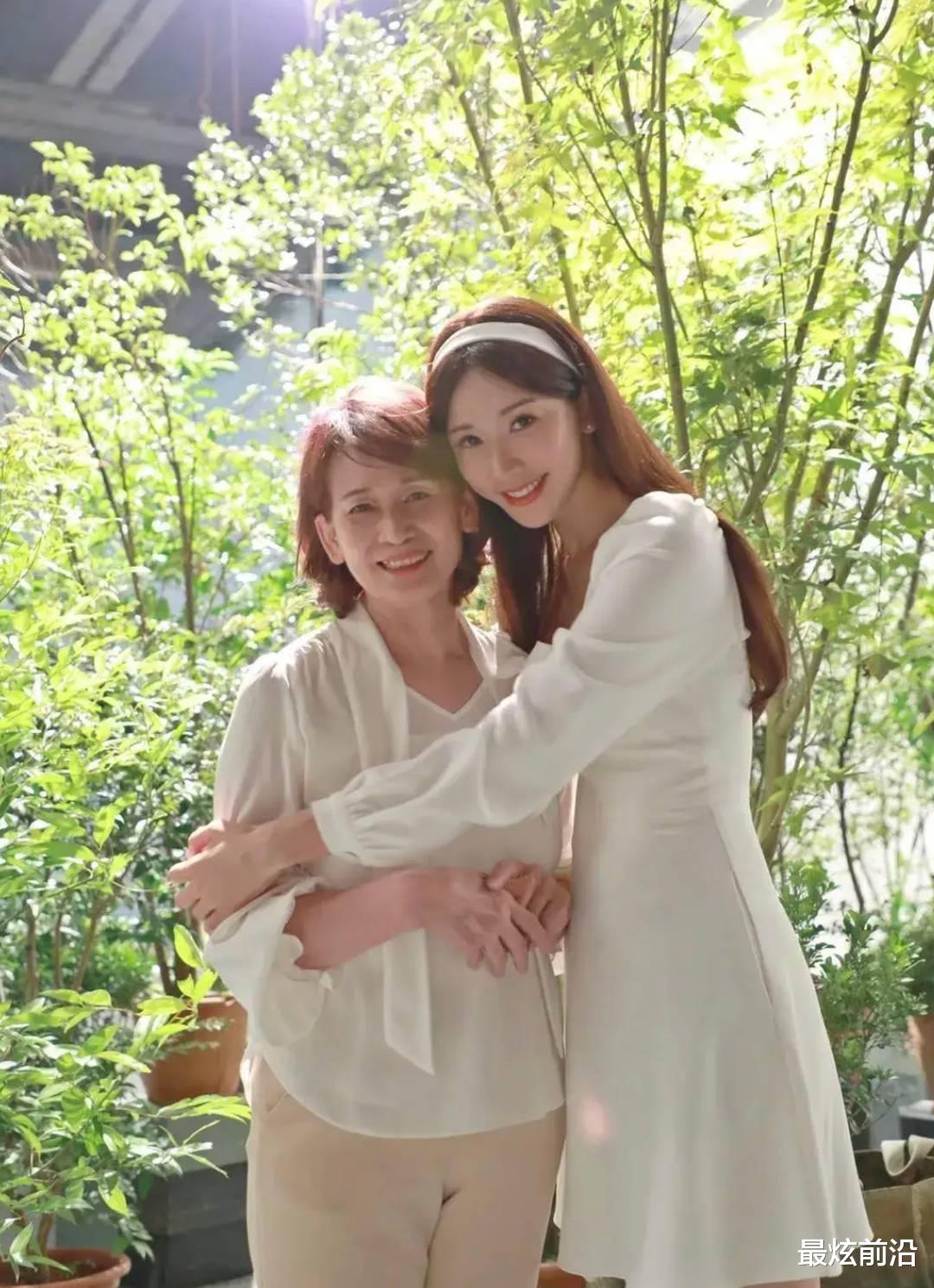 最炫前沿 林志玲罕见和妈妈同框，穿一身白裙清纯少女，妈妈看着更加优雅