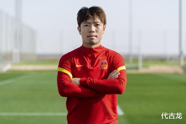 国足|两轮不败！徐新表现抢眼，张稀哲板凳坐穿，国足中场该换代了