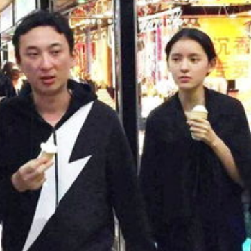 王思聪|王思聪带“新女友”成都逛街被人偶遇,看清长相,网友:换口味了?