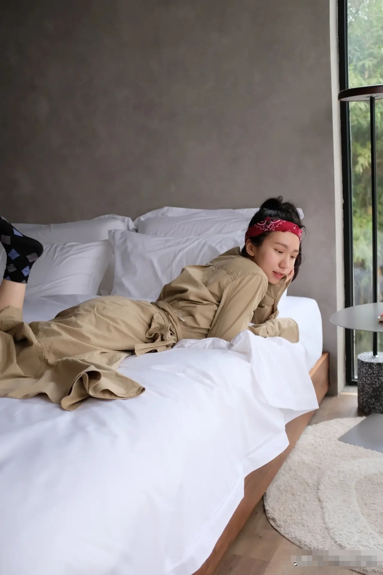 27君|不规则连衣裙配上有趣的头饰，满满的嘻哈风！