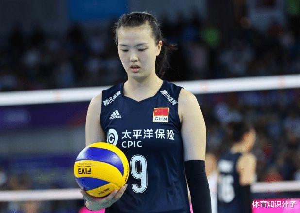 女排|对着空气扣球！女排副攻新星再制造尴尬场面，连续闹笑话打破底线