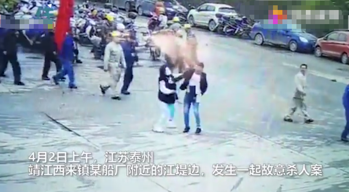 前方社会冲锋号 无法无天！男子当众掌掴女子6次后，持刀捅刺女子八刀致其死亡，事发时有路人围观！