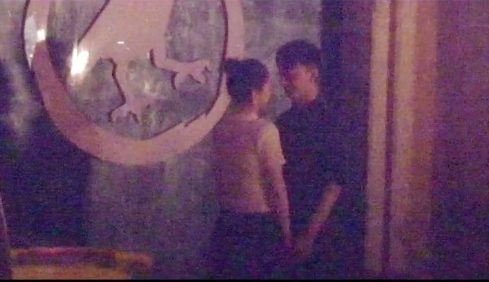 41歲董璇與小10歲男友當街親熱，男方摟腰親吻行為尺度大引質疑-圖2