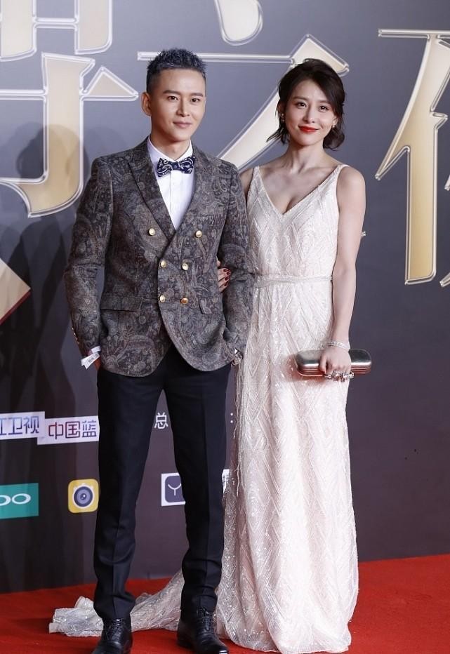 白小白的衣橱 三十来岁的女人穿衣不用愁，妩媚的服装超适合，来试试贾青的造型