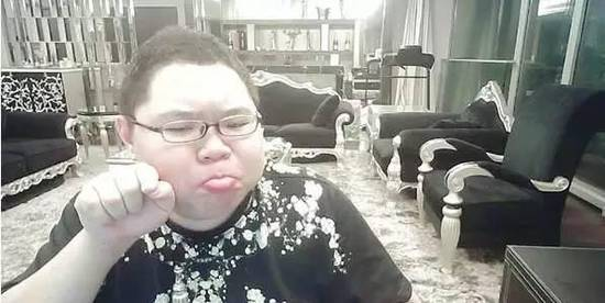 旭旭宝宝|旭旭宝宝直播破防?价值千万的装备一夜间化为乌有,网友:太惨了