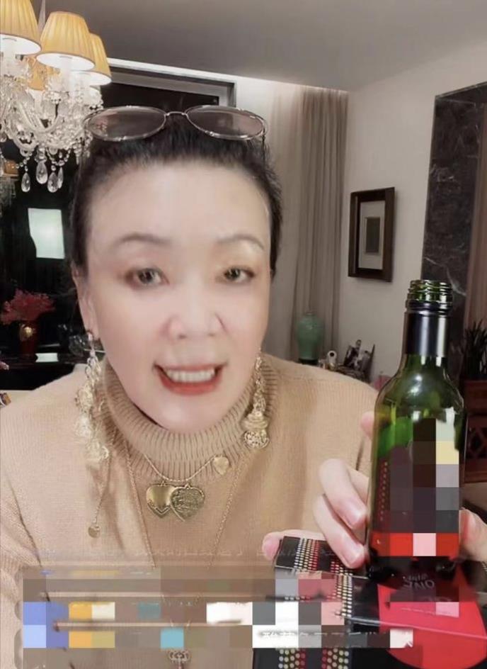 张兰|汪小菲心情大好，跟异性吃烧烤，张兰直播发飙，不准网友提及大小s