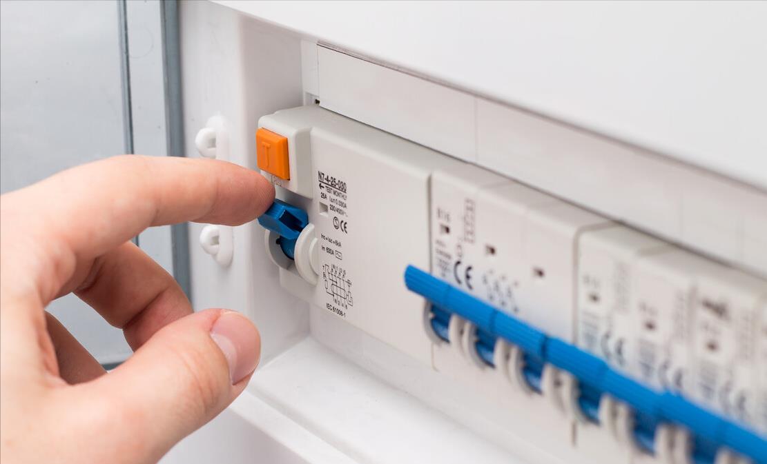 家里跳闸了推不上去,千万别硬推,2种情况弄清楚就知道怎么办了