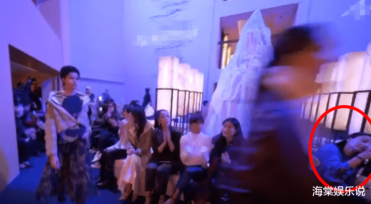 郭晶晶|郭晶晶12月24日出席时装秀，生3娃皮肤仍白皙紧致，名媛气质出众