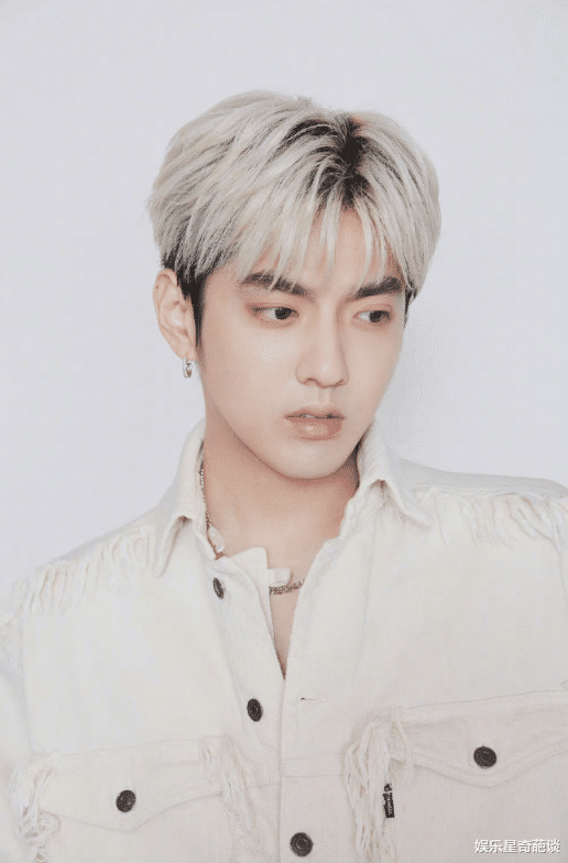 都美竹|都美竹风波后吴亦凡首现身， 躬身驼背，无精打采和镜头打招呼