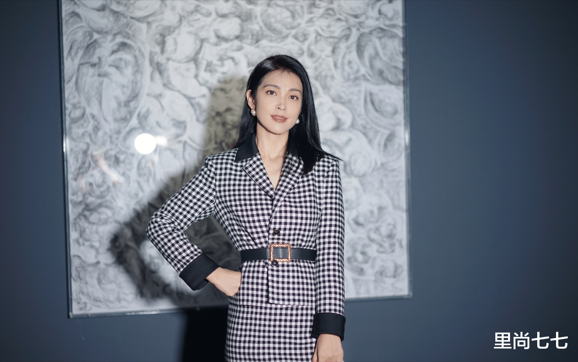 胡杏儿|李冰冰姐妹罕见合体，李雪穿短裙暴露身材短板，霸气姐姐变小跟班