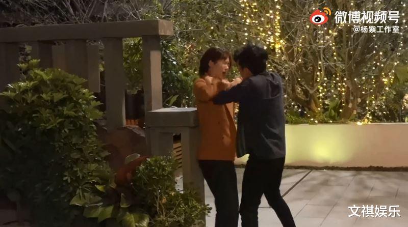 杨紫|杨紫武打戏被掐脖“窒息到腿软”！狠推撞墙影片曝　被吓坏