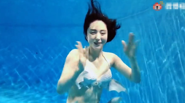 董璇|42岁董璇穿深V裙好性感！皮肤白皙涂大红唇，一脸霸气秀事业线