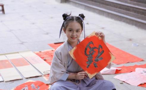 整容|“小芈月”2岁出道年入百万，因太漂亮被禁止整容，如今长成这样