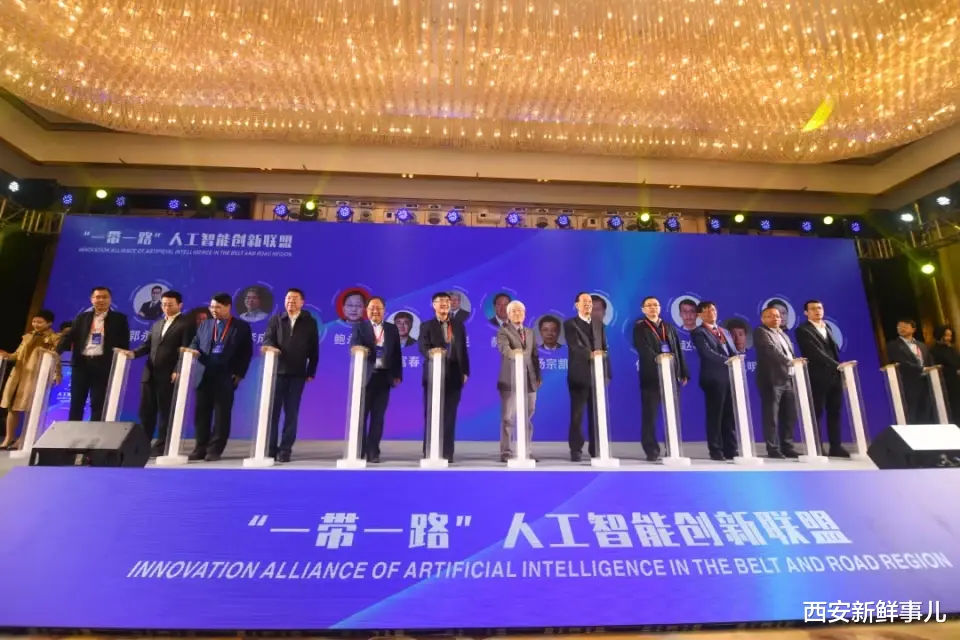 西安新鲜事儿 “牛眼”看泾河   泾河两岸，一座新城拔节生长！