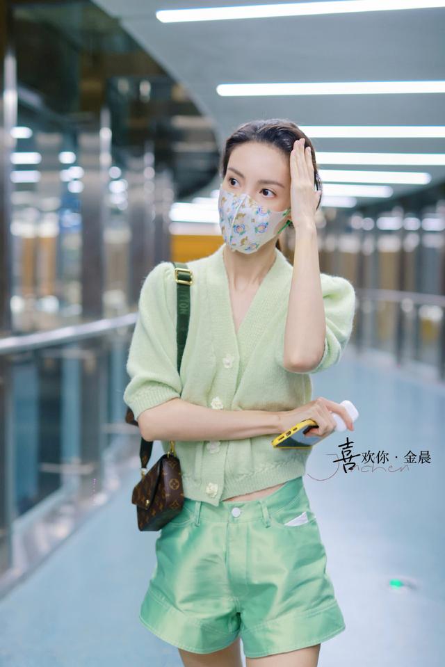 赵丽颖|必备单品！热巴的贝雷帽，赵丽颖的针织衫，吴宣仪的牛仔外套 。