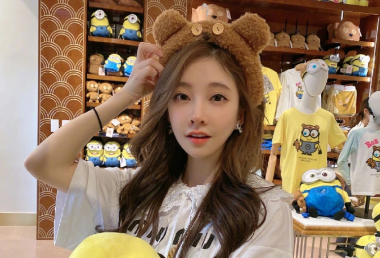 贝克汉姆|冯提莫生图曝光！离开了精修在路人镜头下依旧美丽，状态不要太好