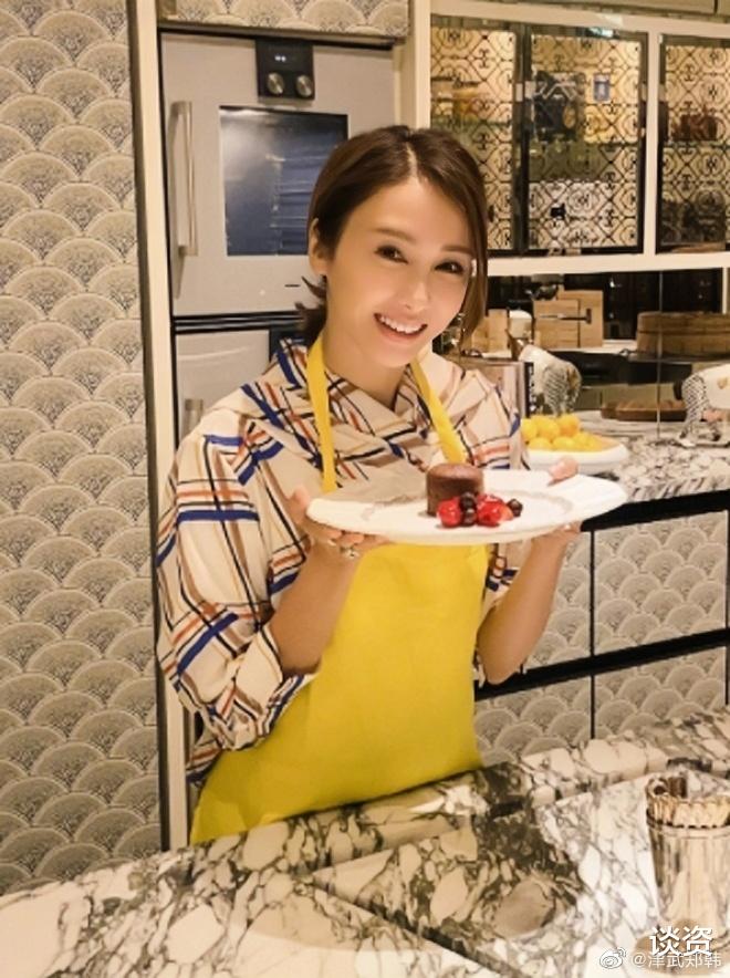 黎姿|49岁黎姿带女儿坐地铁，年近半百状态超好，戴口罩也挡不住好气质