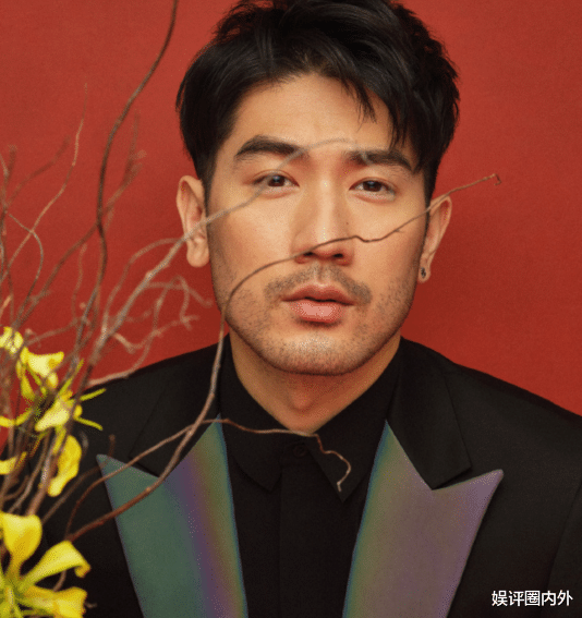 高以翔|35岁演员高以翔去世，哥哥高宇桥晒三兄弟童年照庆母亲节，寄托哀思悼念他