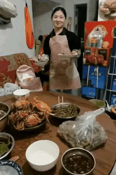 一男子疲惫下班回家,贤妻精心准备“盛宴”庆祝男子生日走红网络