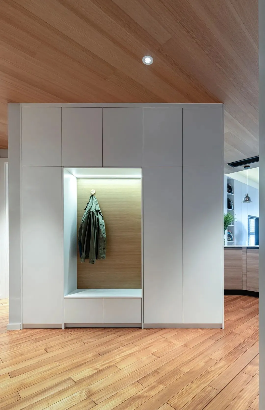 空间色彩整体以黑白灰为主搭配原木,软装配饰点缀蓝色、灰粉,融入金属、亚克力等材质!