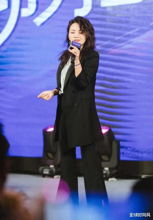 西装|何洁“暴瘦”后也太飒了吧 西装配喇叭裤美到不行 发型该换换