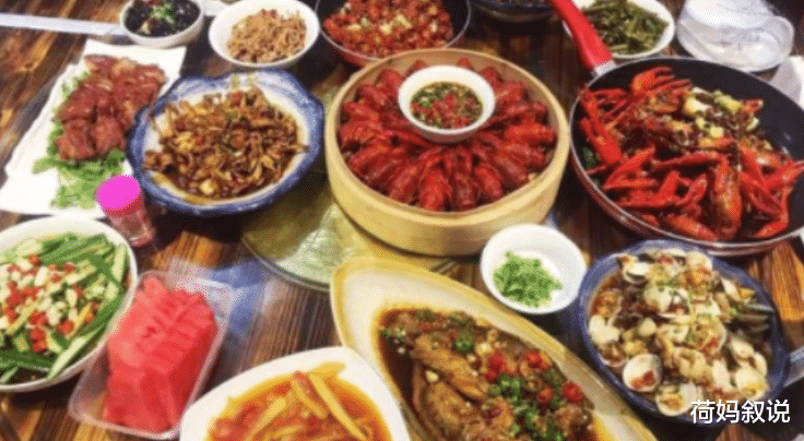 荷妈叙说 家里来了两桌亲戚，老婆说饭店吃，我说家里做，谁对谁错？