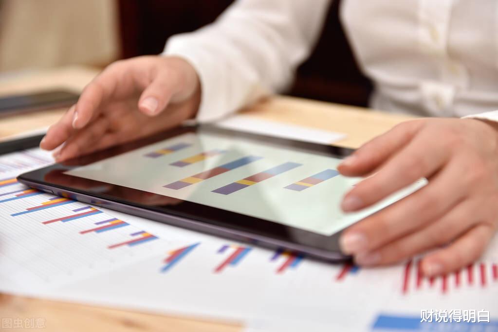 新能源 今年业绩第3和任期回报265%，医药和新能源，两只新基金怎么选？