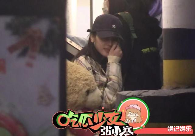 美丽|热巴懒理与杨洋恋情传闻，去买甜品，在店里现扎丸子头拍照心情好