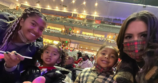 迪士尼|久违！瓦妮莎晒全家福，又逛迪士尼，大女儿扎脏辫，两小只可爱