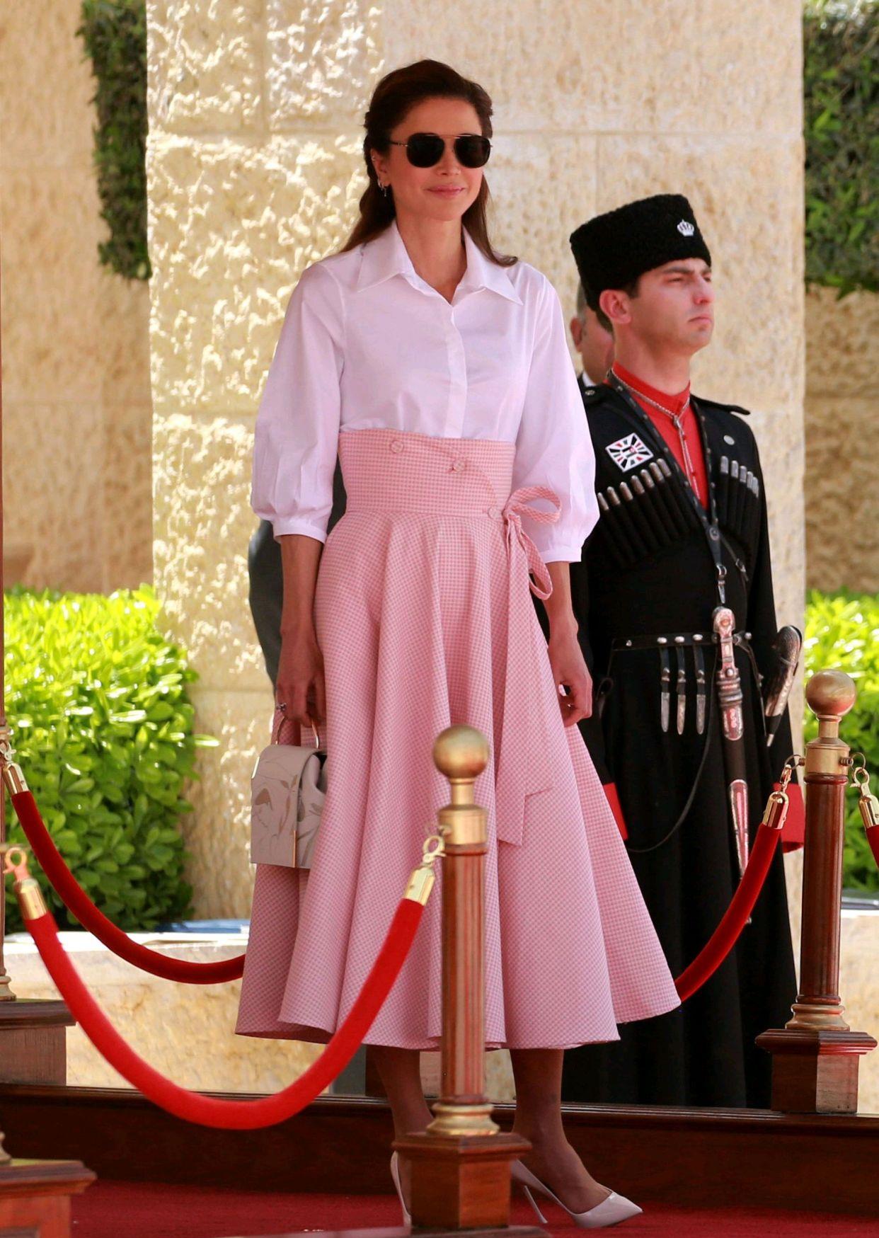 欧美时尚前线|“白配粉”清新优雅,王室女性都这么搭配,30+成熟女性可以学学