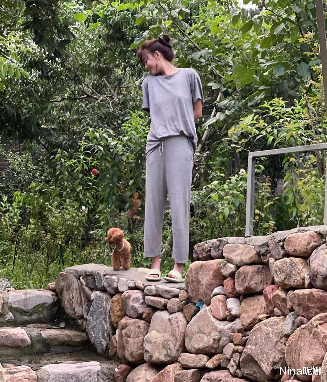 殷桃|41岁殷桃上山度假被拍，穿灰色家居服慵懒惬意，一声“老公”疑已婚