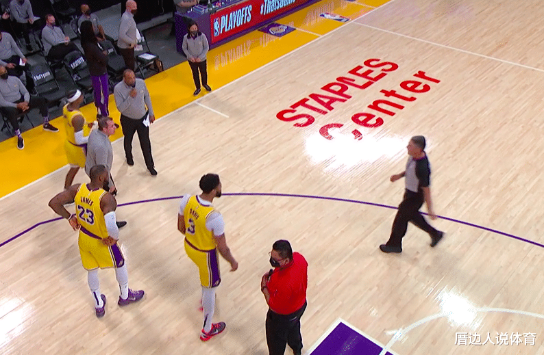 湖人队|开场15秒判罚引争议！湖人挑战失败，詹眉沃帅围住裁判讨要说法
