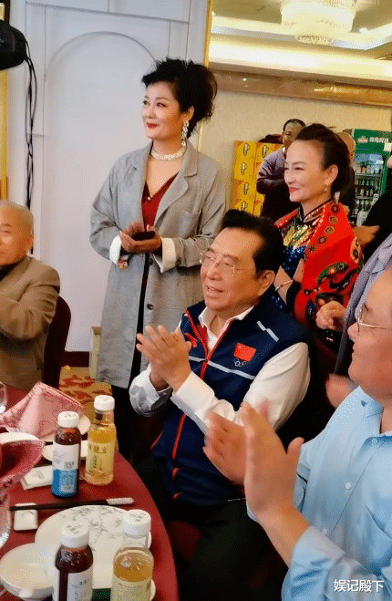 李双江|可怜天下父母心，82岁李双江为儿子跑商演，寒风中一唱几小时！