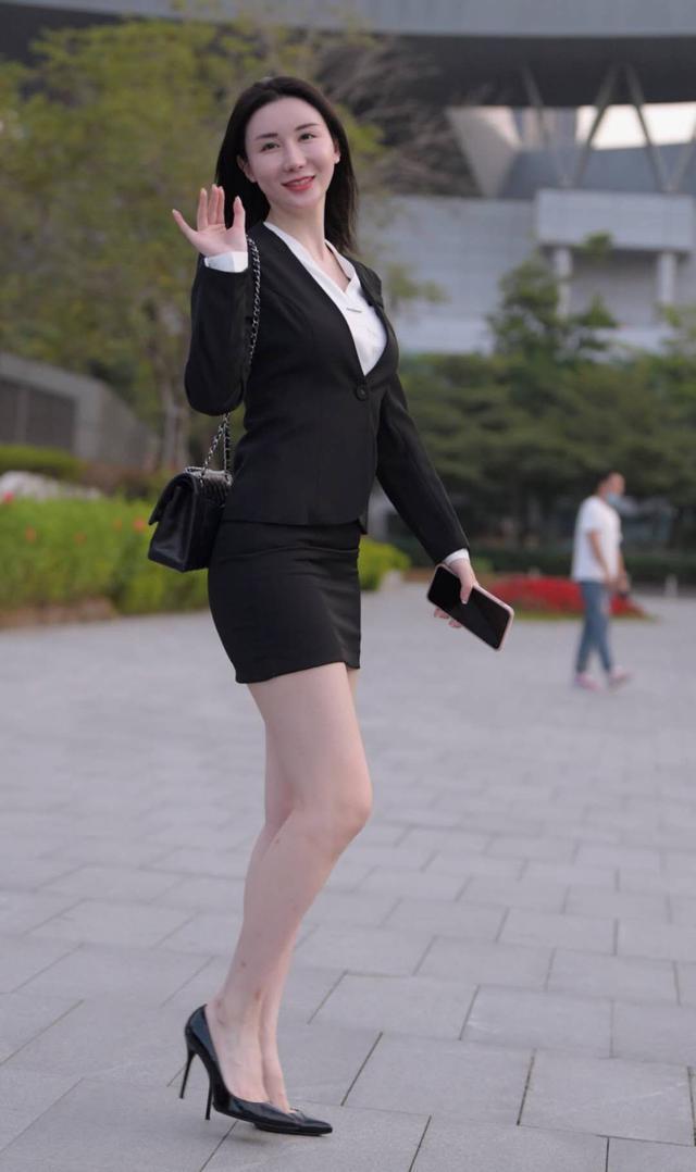 西装|黑西服配包臀，性感十足，职场女性如此搭配气质满分！