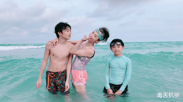 张柏芝|张柏芝带儿子现身机场，幼子正脸罕见曝光，老二眉眼优越星味十足