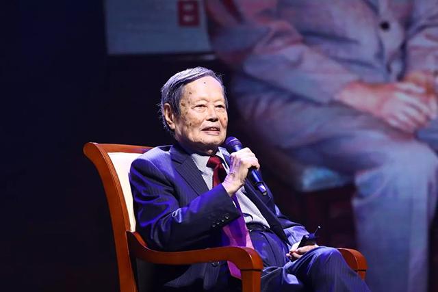 物理学家 杨振宁在物理学上的成就能排到历史第几位？