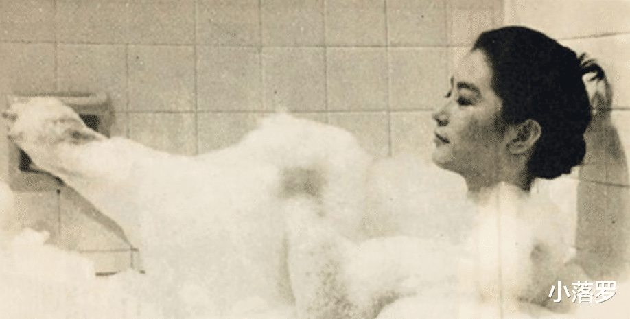 林青霞|19张罕见照：林青霞在美国洗“泡泡浴”，成龙在巴黎“飞檐走壁”