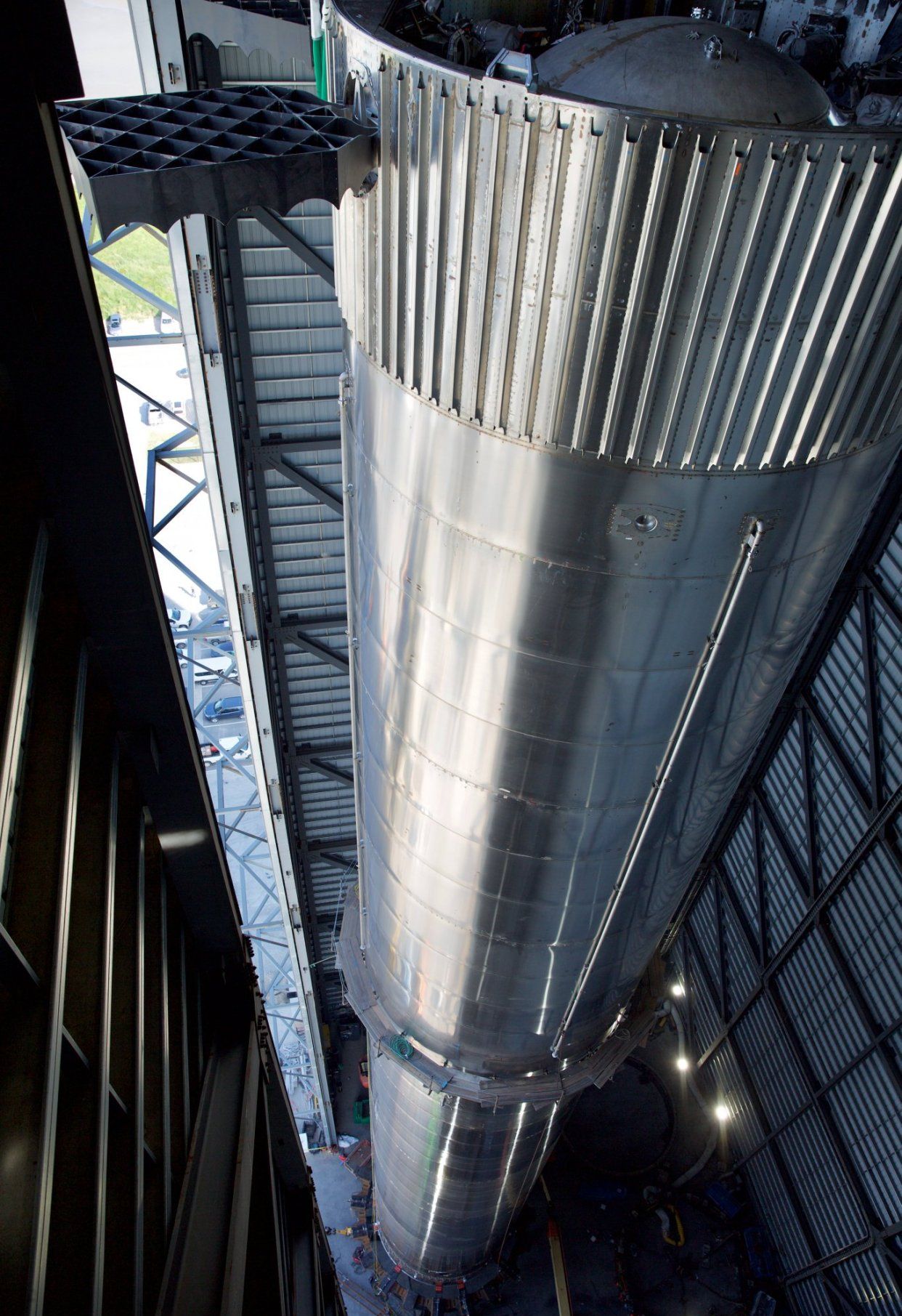 SpaceX SpaceX将超重型助推器运往发射台，进行星际飞船轨道飞行前的准备