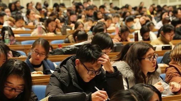 萌听小c姐|这3类大学生,无需参加公务员考试,符合要求可直接成为公务员