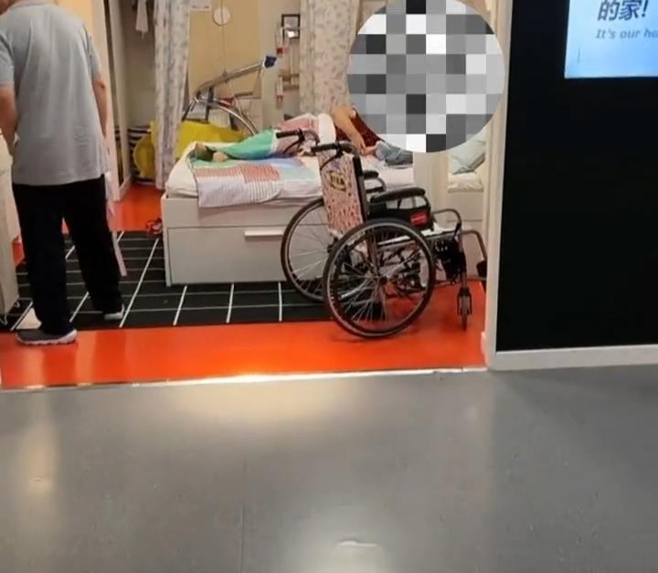 小海社会论|天津：大妈早出晚归，在商场找到避暑胜地，躺展示床上不走了