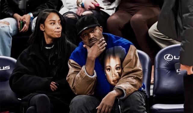 侃爷|金·卡戴珊坚决单身真相：侃爷公开恳求复合，却和22岁模特同居中