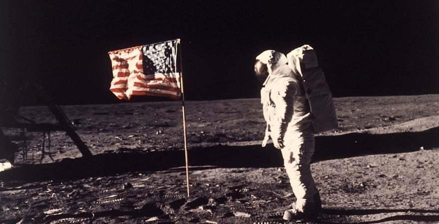 科学家 阿波罗登月遭质疑？对比月球上的五星红旗，为何美国的旗子会飘