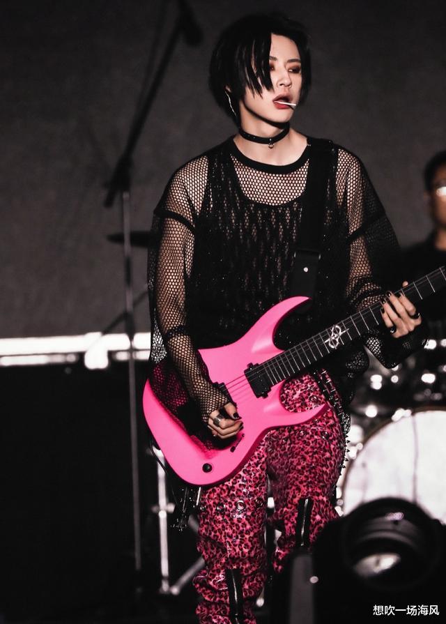 王琳凯|不惧“娘化”，22岁男歌手身穿镂空吊带开唱，烟熏红唇很“妖艳”