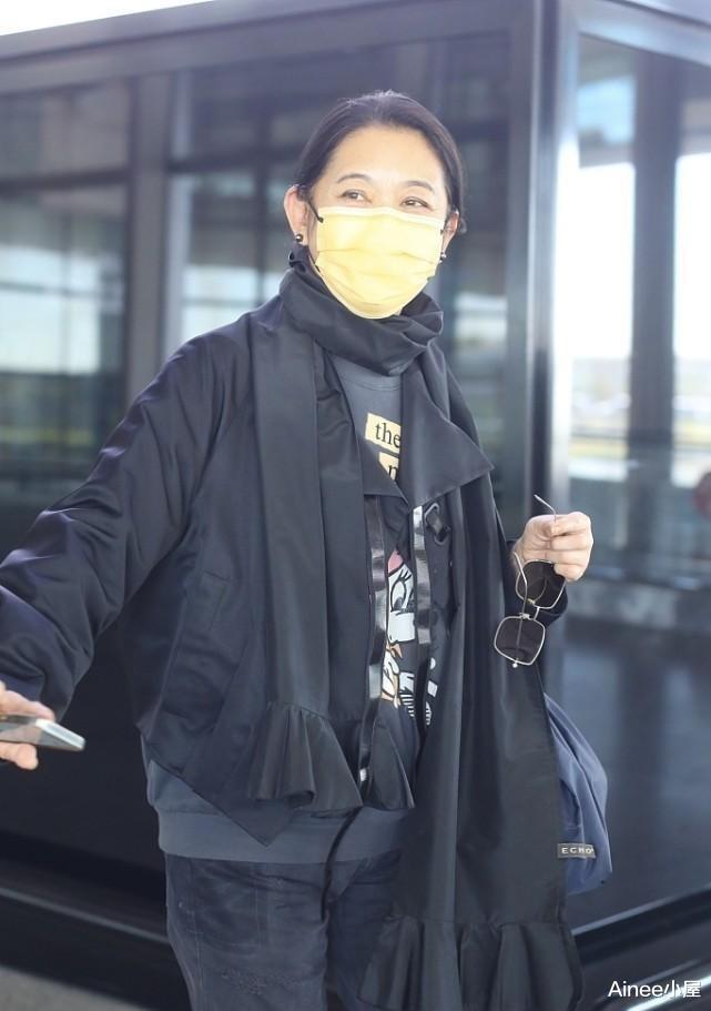 Ainee小屋 倪萍虽然老了，可是穿衣还挺时髦的，短风衣配卡通卫衣显出活力